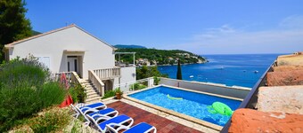 Extraordinary 3bed/3bath villa, with sea views,pool and hot tub for 8