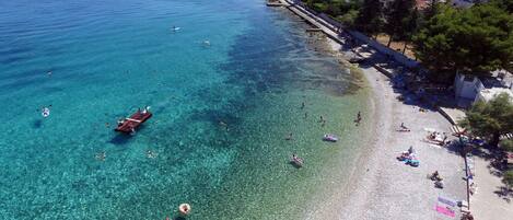 Una spiaggia nelle vicinanze, lettini da mare