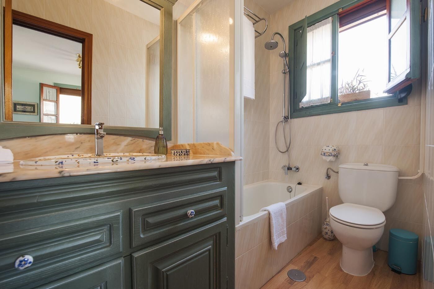 Un baño con bañera, inodoro y lavamanos.