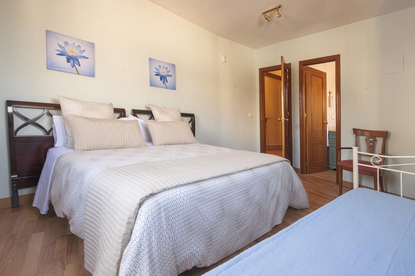 2 habitaciones, escritorio, tabla de planchar con plancha y internet 