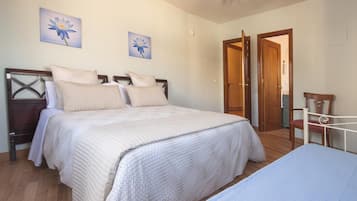 2 habitaciones, escritorio, tabla de planchar con plancha y internet