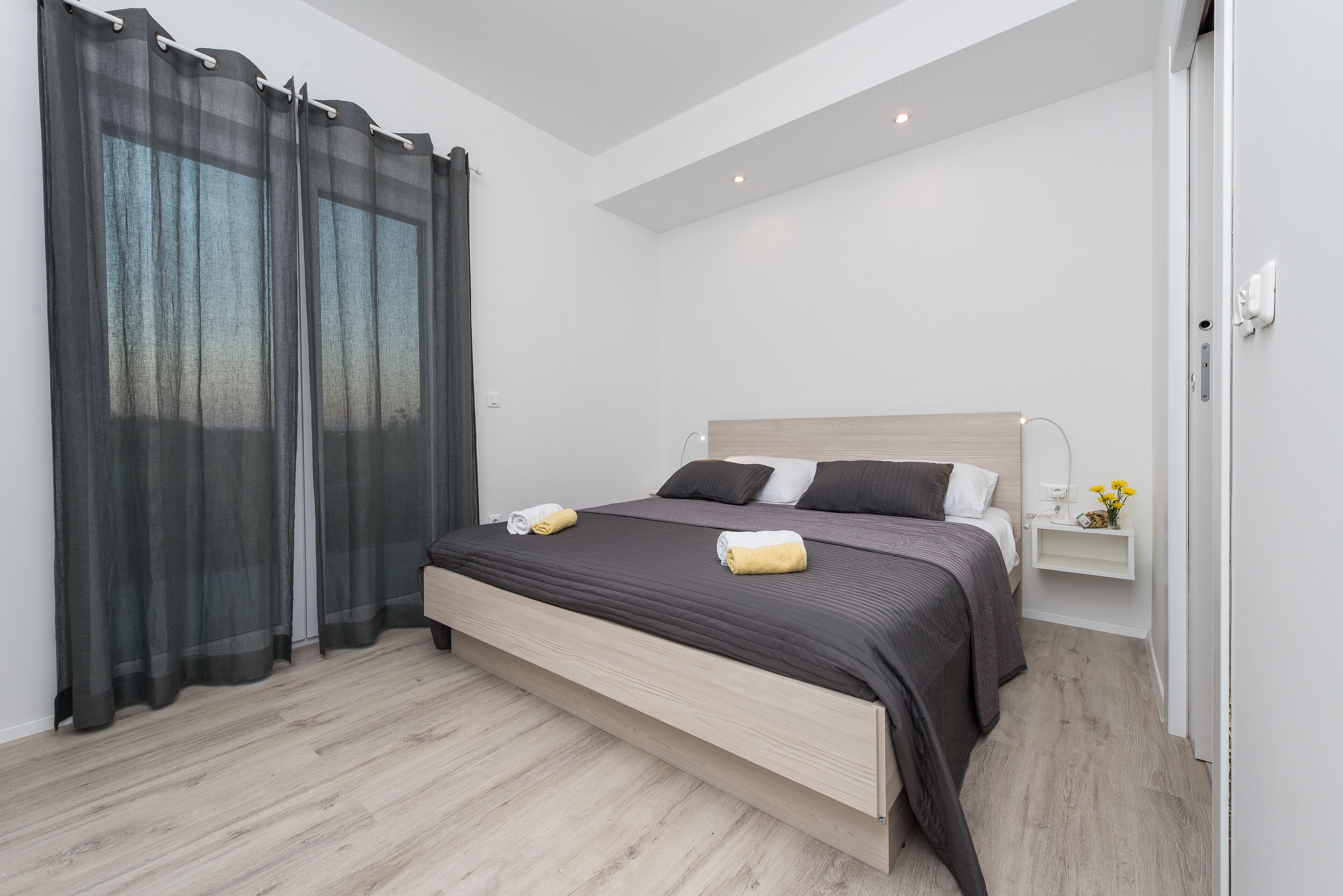 4 bedrooms, desk, iron/ironing board, travel cot