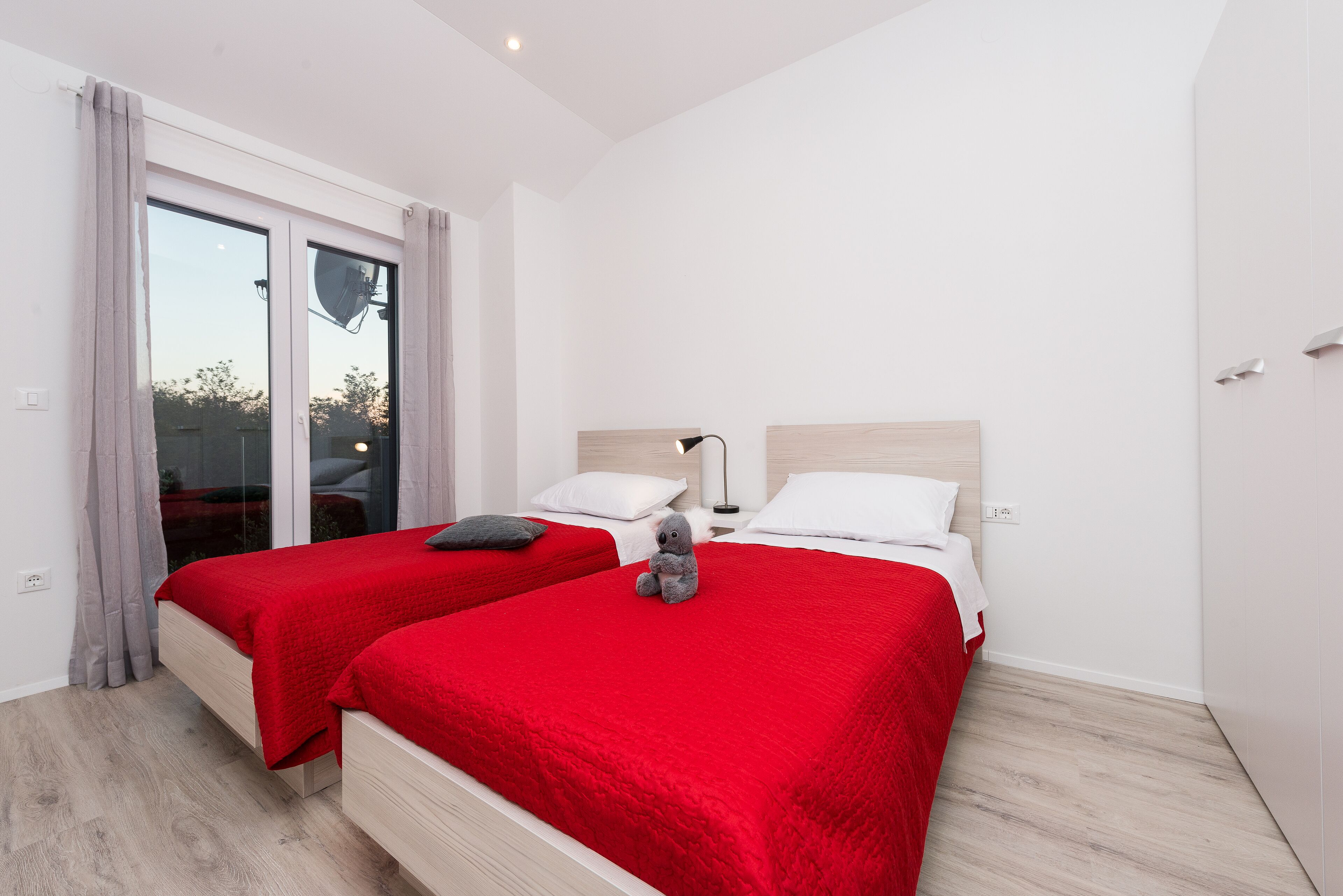 4 bedrooms, desk, iron/ironing board, travel crib