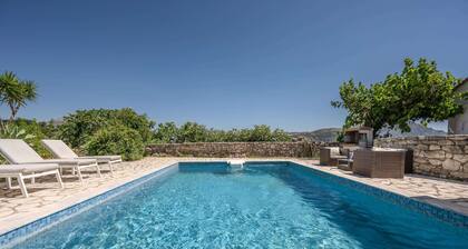 VILLA NEFELI, WITH MOUNTAIN VIEW, PRIVATE POOL AND GARDEN