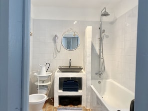 Tina con regadera, amenidades de baño gratuitas, secadora de cabello 