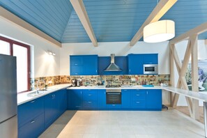 Fridge, microwave, oven, stovetop - Irota EcoLodge Middle House (Irota)