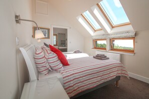 4 bedrooms, iron/ironing board, travel cot, free WiFi - Luxury cottage in Loch Lomond and The Trossachs National Park (Croftamie)