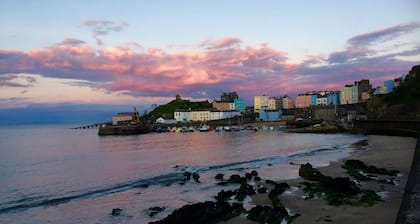Fully modernised Tenby harbourside apartment. Perfect for beach and town alike