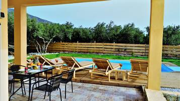 Alberca al aire libre y camastros