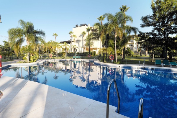 Beautiful communal pool with lifeguard