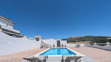 Piscina all'aperto, lettini