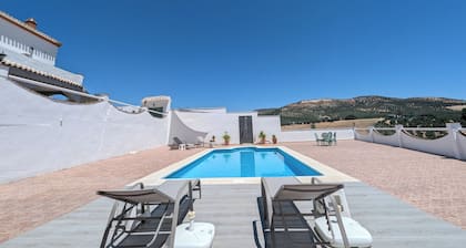 Elegante villa de campo, piscina privada, excelente ubicación al borde de la ciudad de Iznájar