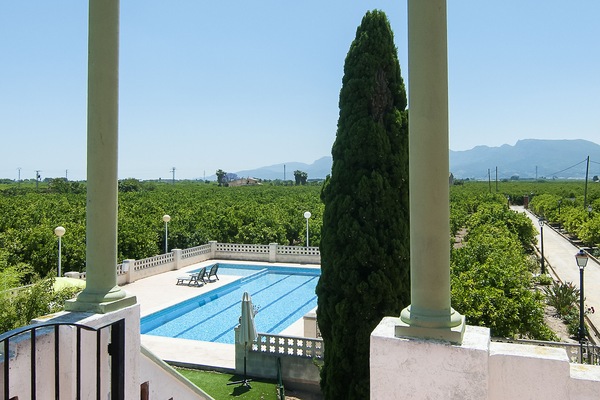 Una piscina al aire libre