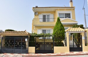 Front of property - Keratea Luxury Villa - Athens Airport (Lavreotiki)