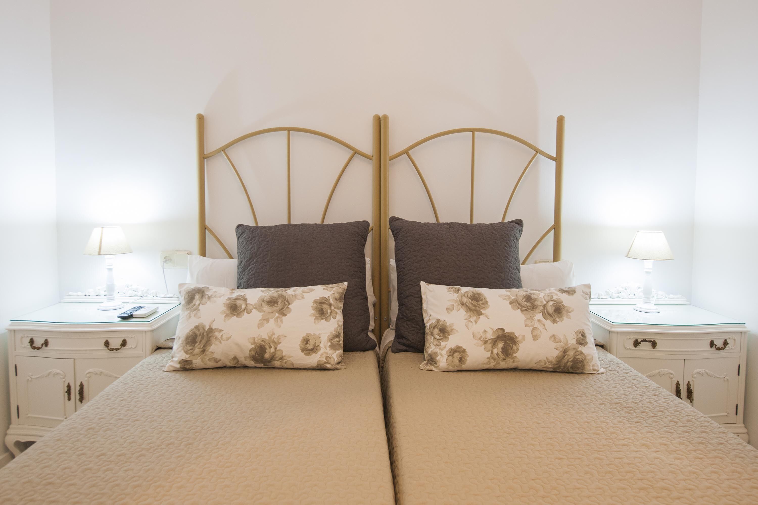 4 多间卧室、熨斗/熨 衣板、免费 WiFi、床单