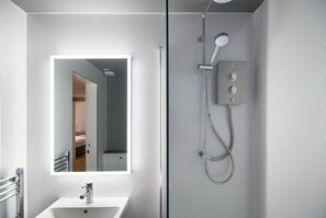 Duschwanne, Haartrockner, Handtücher, Toilettenpapier