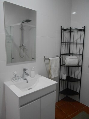 Douche, sèche-cheveux, serviettes fournies, savon