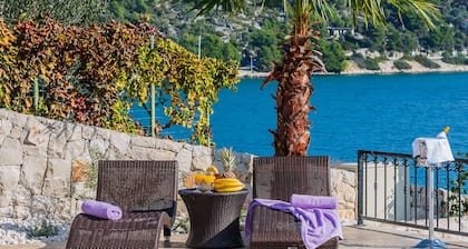 ¡LUJO! Villa junto al mar!15 minutos del aeropuerto de Split, chimenea, piscina infinita, kayak