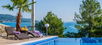     LUXE! Villa by the sea with heated pool! 15 mins from Split airport, (OWNER)