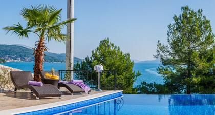 LUXE! Villa am Meer!15 Minuten vom Flughafen Split entfernt, Kamin, Infinity-Pool, Kajak