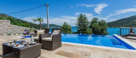 Utomhuspool och uppvärmd pool