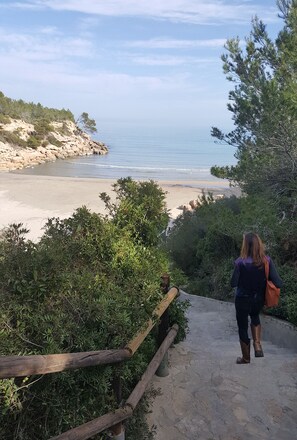In Strandnähe, Liegestühle, Strandtücher