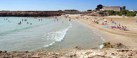 Playa en los alrededores, camastros y toallas de playa