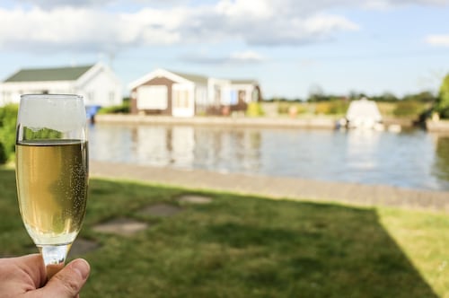 Gut ausgestattete, geräumige Hütte mit 3 Schlafzimmern am Flussufer im ruhigen Norfolk Broads.