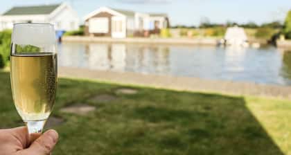 Gut ausgestattete, geräumige Hütte mit 3 Schlafzimmern am Flussufer im ruhigen Norfolk Broads.