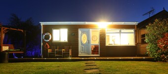 Goed ingerichte, ruime hut met 3 slaapkamers aan de rivier in de rustige Norfolk Broads.