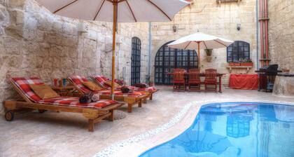 Id-Dwejra House of Character with Privite Pool, swim Jet and Jaccuzzi