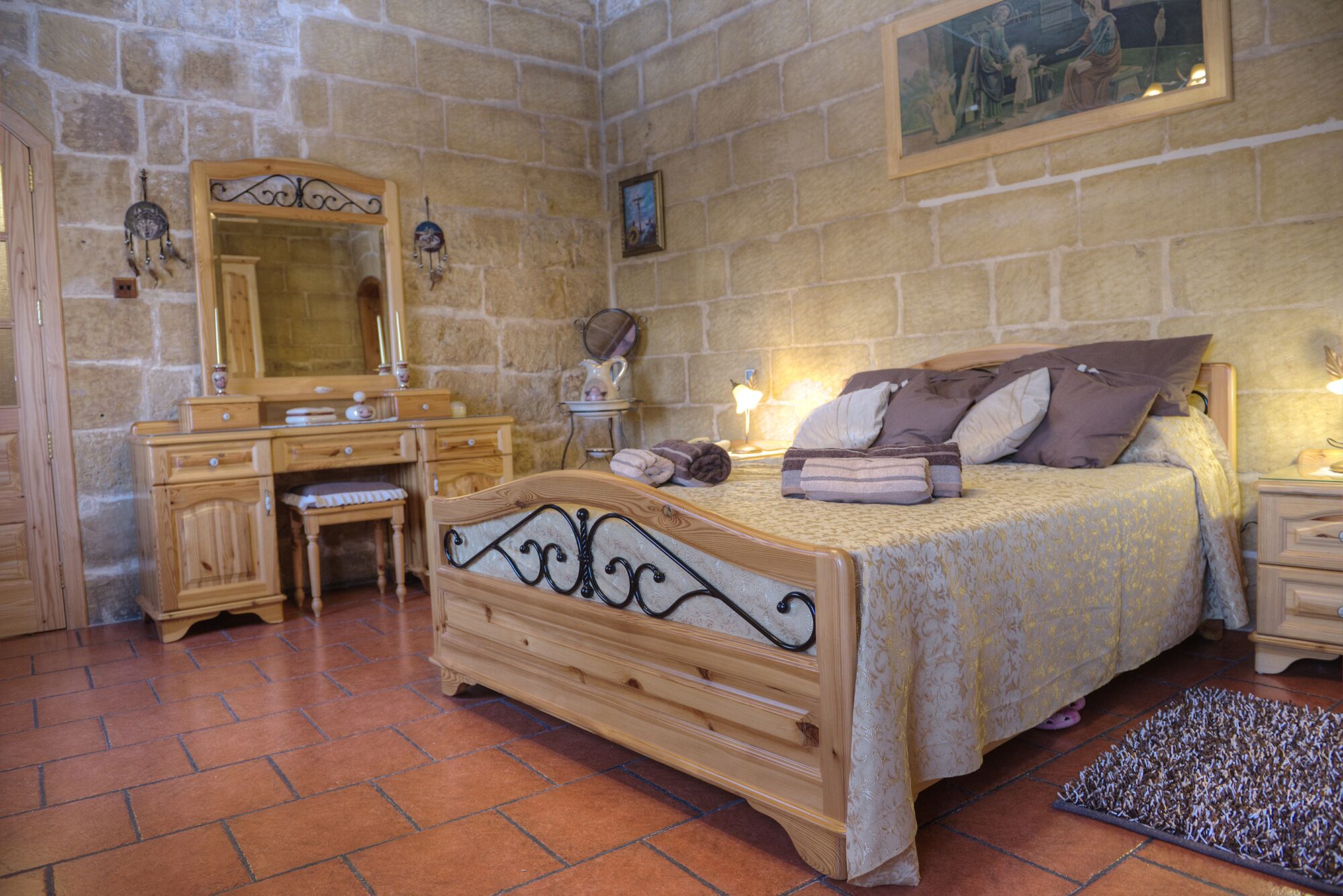 3 bedrooms, iron/ironing board, WiFi, bed sheets