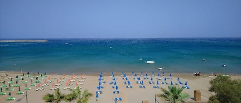 Plage, chaises longues, serviettes de plage