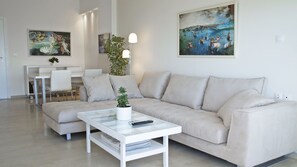 Smart TV, books - Beachfront apartment (Rethymno)