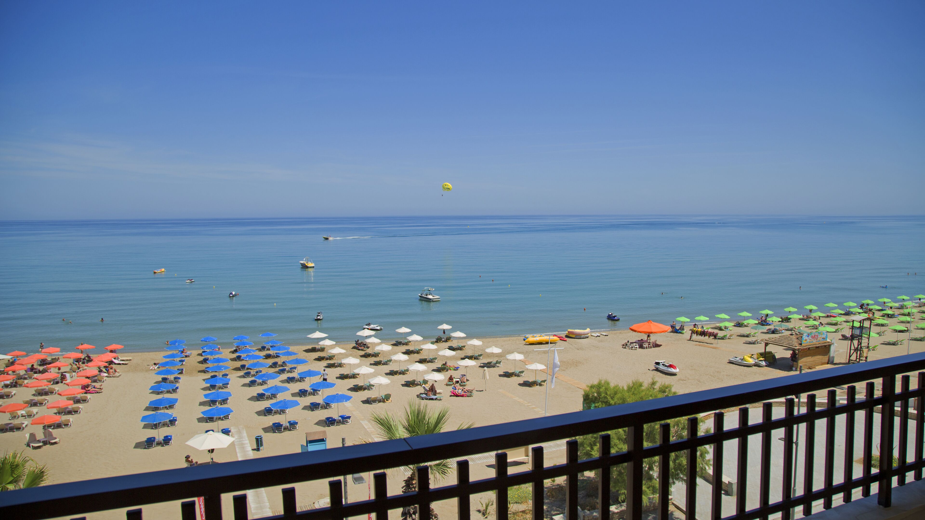 Accommodatie ligt op het strand, ligstoelen, strandlakens