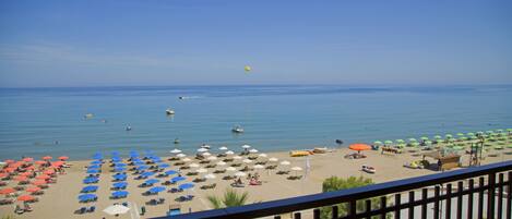 Accommodatie ligt op het strand, ligstoelen, strandlakens