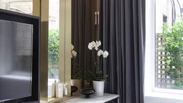 2 bedrooms, desk, iron/ironing board, travel crib