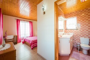 2 bedrooms, desk, iron/ironing board, free WiFi