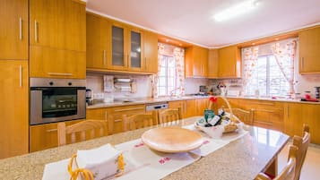 Een koelkast, een magnetron, een oven, een kookplaat