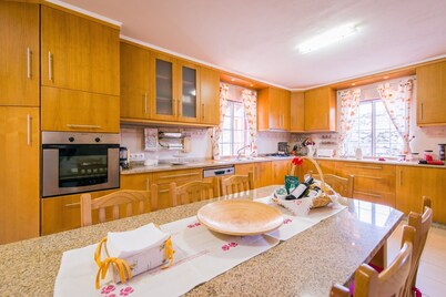 Adega Pedra do Lagar holiday home, next to the sea and mountains, family friendly