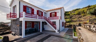 Adega Pedra do Lagar holiday home, next to the sea and mountains, family friendly