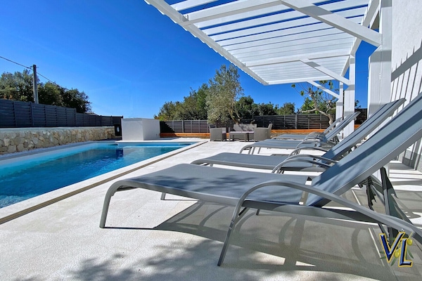 PISCINE extérieure chauffée : réservée aux locataires de la Villa