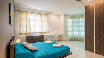 5 bedrooms, iron/ironing board, Internet, bed sheets