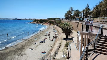 En la playa, camastros y toallas de playa