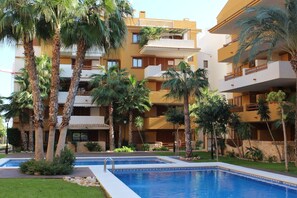 Outdoor pool - Top deal: Luxury by the sea: Spacious apartment (sleeps 4), sea view Torrevieja (Torrevieja)