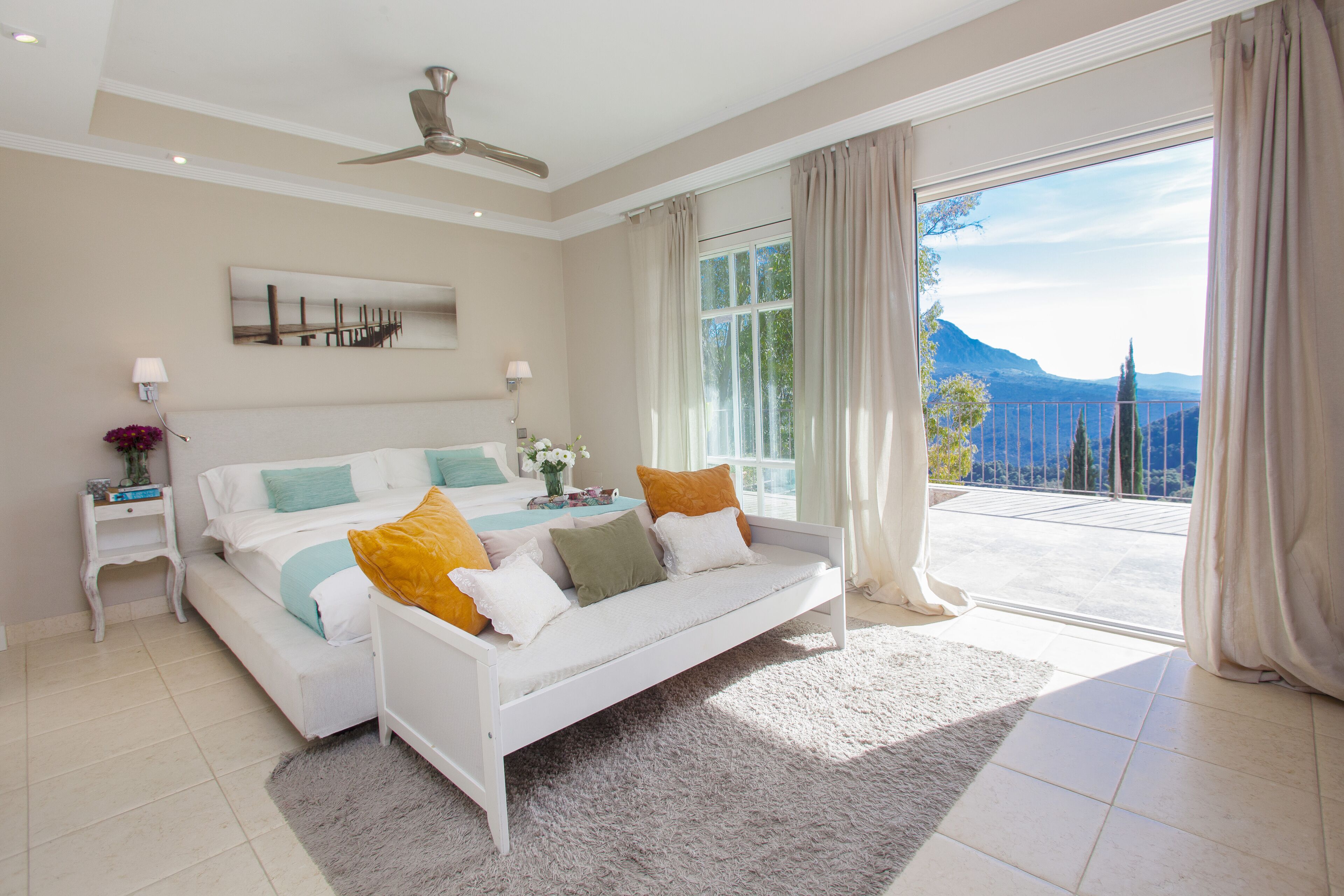 9 chambres, bureau, chambres insonorisées, fer et planche à repasser