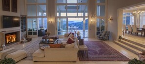 Smart TV, chimenea, tenis de mesa y libros 