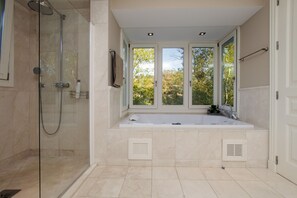 Ensemble douche/baignoire, baignoire à jets, sèche-cheveux, bidet