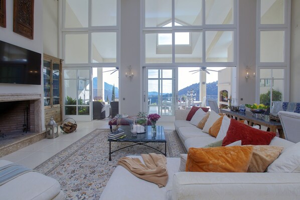 Smart TV, chimenea, tenis de mesa y libros 