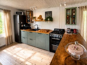 Coffee/tea maker, fridge, microwave, oven